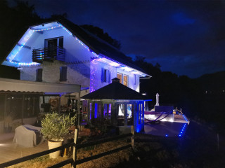 Vue de la maison de nuit Vue de la maison de nuit