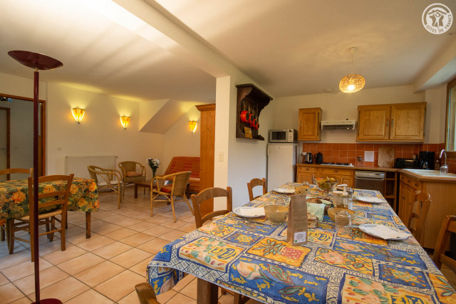 La cuisine toute équipée pour préparer vos repas et où Florence et Philippe vous serviront le petit déjeuner, ainsi que le salon pour vous relaxer