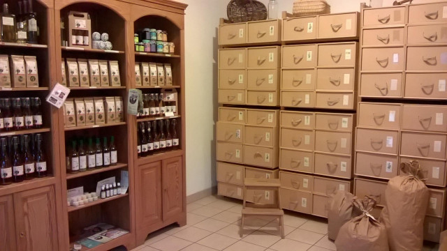 La boutique de l'Herbier de la Clappe où vous pourrez trouver nos produits ainsi que ceux de certains de nos collègues, et le stockage de nos plantes