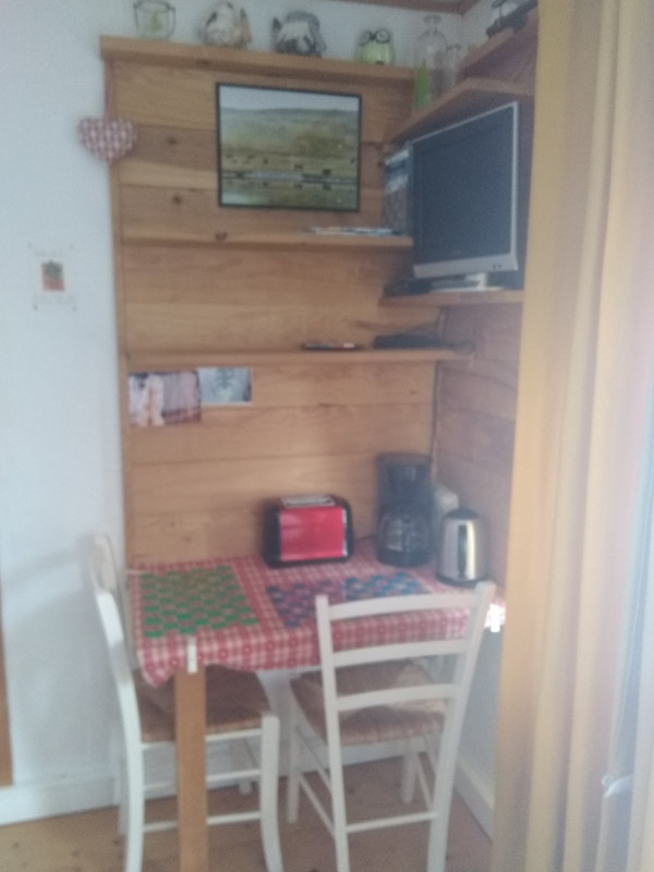 petit coin repas chambre - © sylvie giry petit coin repas chambre