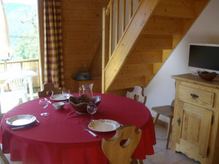 A table ! A table !