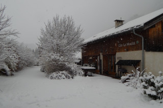 Gite le Moulin sous la neige Massif des Bauges - © Clévacances Gite le Moulin sous la neige Massif des Bauges