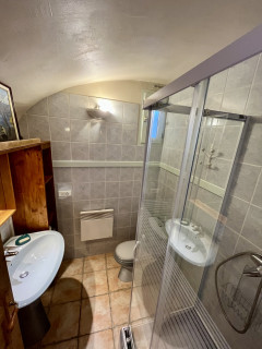 Salle d'eau - Gîte de la Grenette - La Compagnie du Bourg_Le Châtelard - © Mouchet M. Salle d'eau - Gîte de la Grenette - La Compagnie du Bourg_Le Châtelard