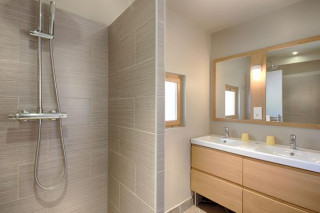 salle de bain au rez de chaussée - © Clévacances salle de bain au rez de chaussée