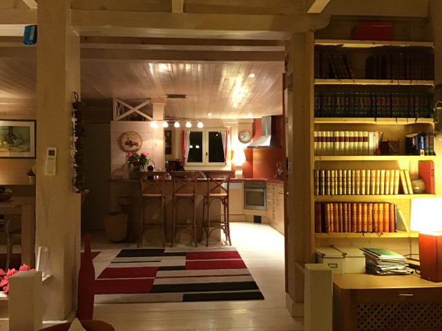 Vue sur cuisine depuis le salon