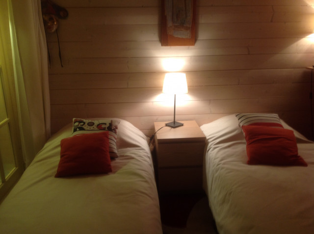 Chambre du bas lits séparés