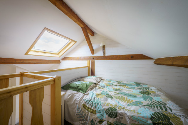 Mezzanine : chambre mansardée avec un lit double et un lit simple (au sol)