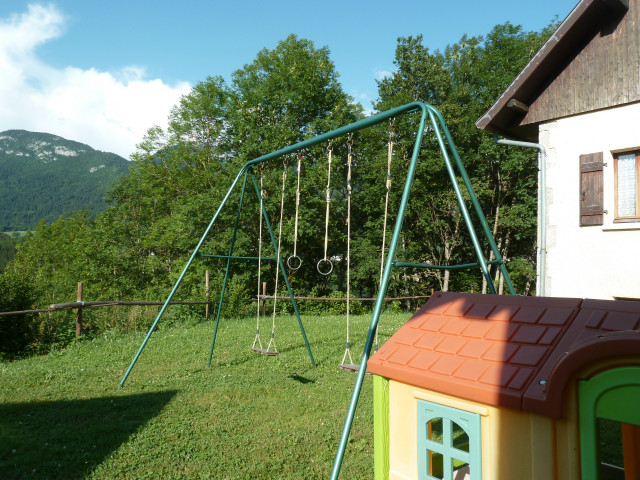 Cabane et jeux pour enfants