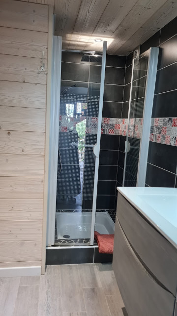 Salle de douche, toilette séparé