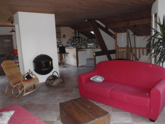 Le salon et au fond la cuisine