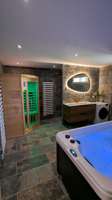 Salle de bains avec sauna et spa