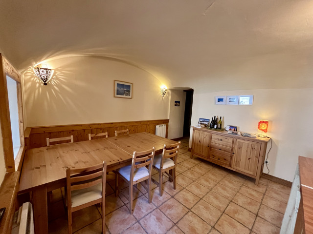 Table à manger - Gîte de la Grenette - La Compagnie du Bourg_Le Châtelard