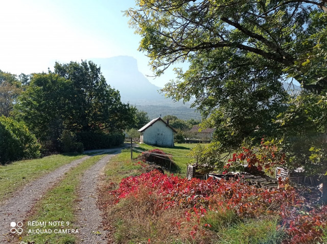 chemin pédestre attenant