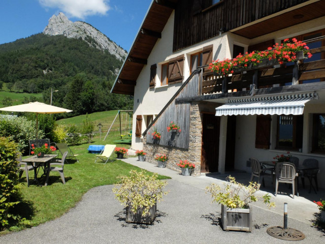 Le terrain et son accès sont réservés au gîte
Balançoire, bac à sable,pour les enfants
barbecue pour tous
exposition sud ouest avec soleil de 9h à 21h en été. (parasols et transats prévus)
parking pour votre voiture