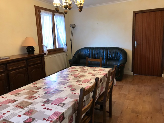 salon - salle à manger avec une table pour 6 personnes et un canapé