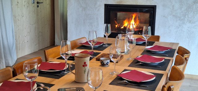 table à manger en bois devant la cheminée