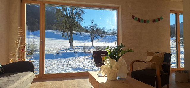 Vue sur les prairies enneigées depuis le salon