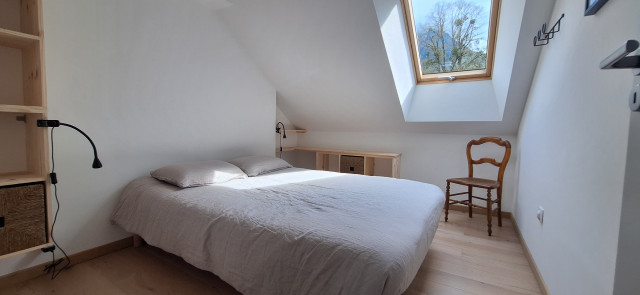Chambre lumineuse avec un velux