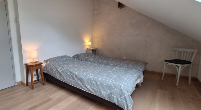 Chambre avec 2 lits simples et un velux