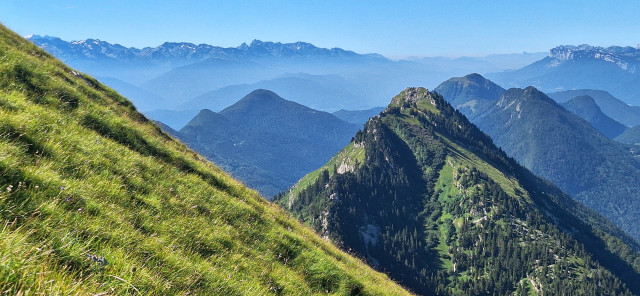 paysage de montagnes verdoyantes
