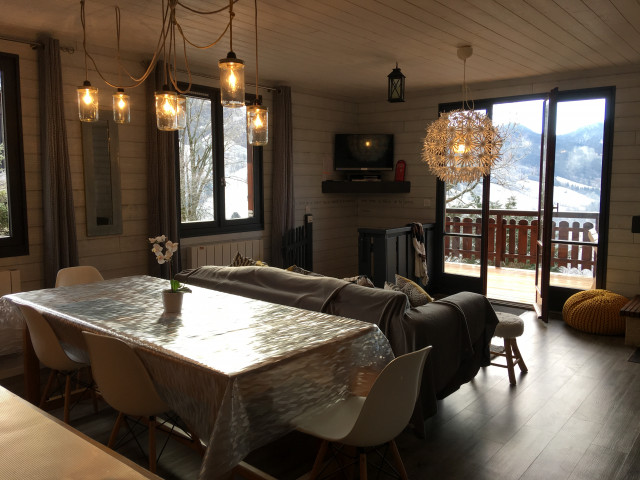 La salle à manger du chalet Rossanaz