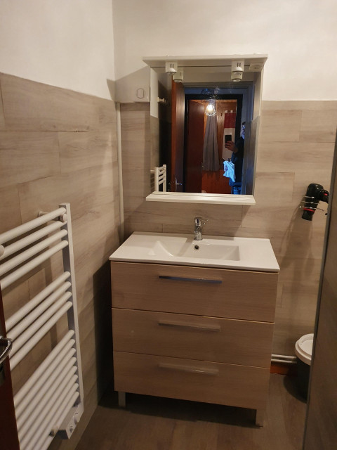 Salle de bains avec douche , wc et lavabo