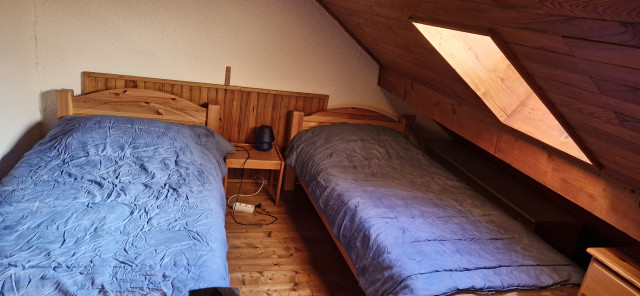 2 lits simples en sous-pente avec un velux
