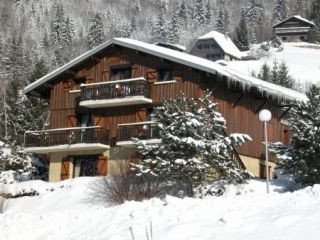 Vue extérieure du chalet en hiver