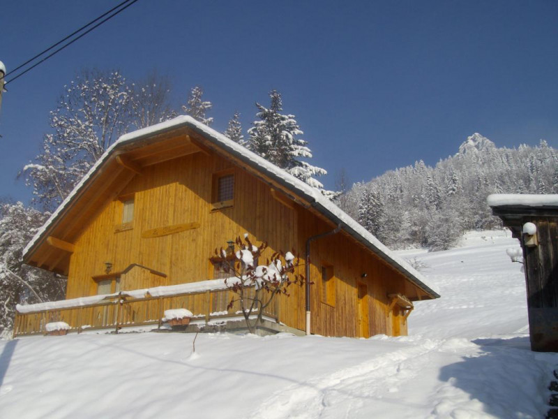 Sabot de Venus sous la neige.Depart de raquettes et luge derriere le chalet!