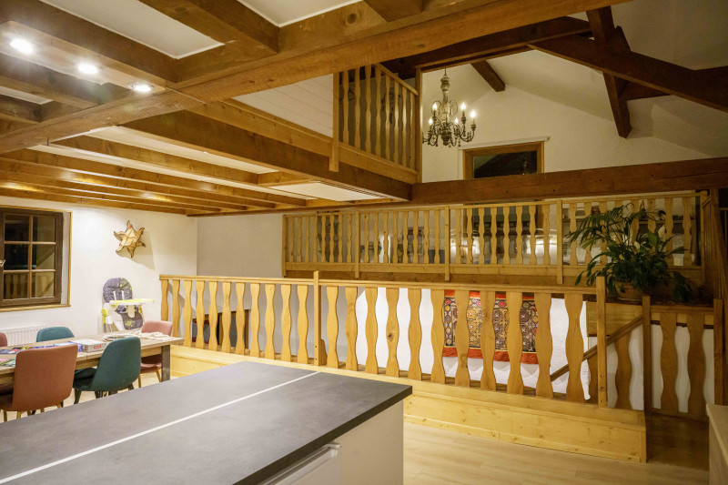 Depuis la cuisine : en bas le salon,au dessus la mezzanine chambre et en face la salle de jeux.