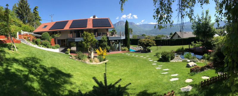 Le gîte et son accès se trouvent sur la partie gauche de la maison. La partie droite de la maison est habitée par les hôtes.