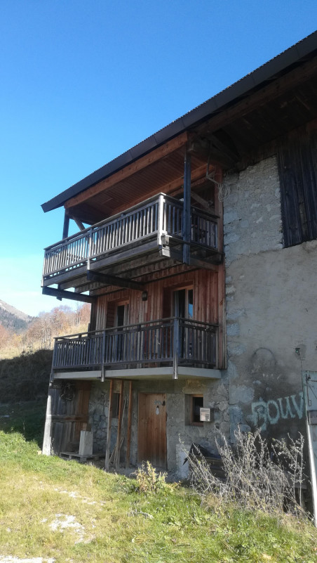 Vue extérieure de l'appartement avec sa façade et balcons en bois