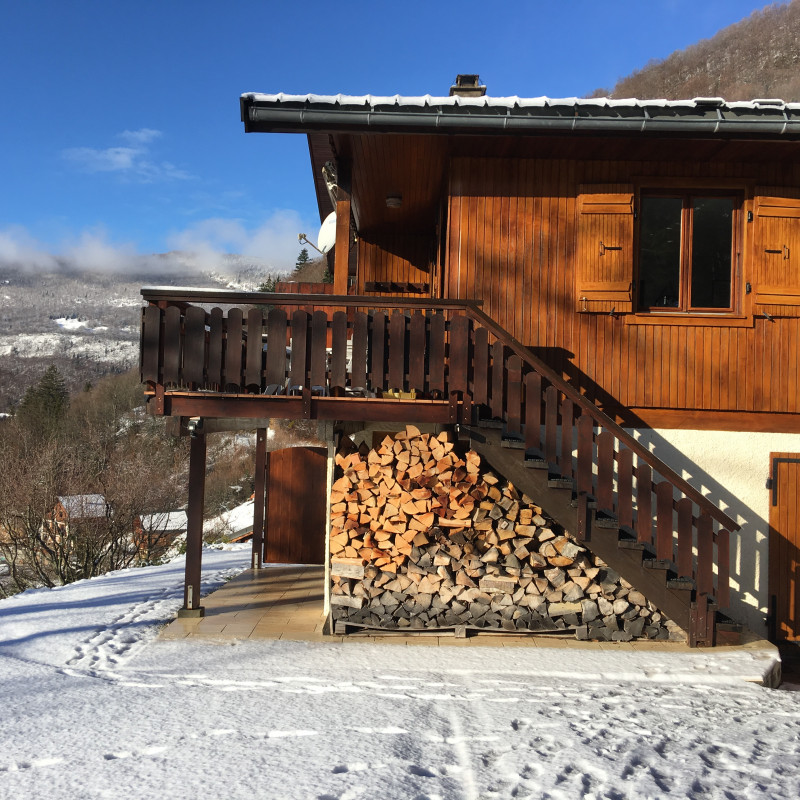 Extérieurs du chalet sous la neige