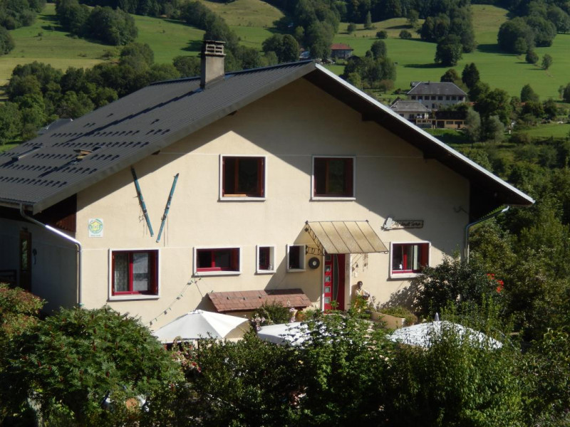 la maison vue de l'amont avec les parasols du jardin amont