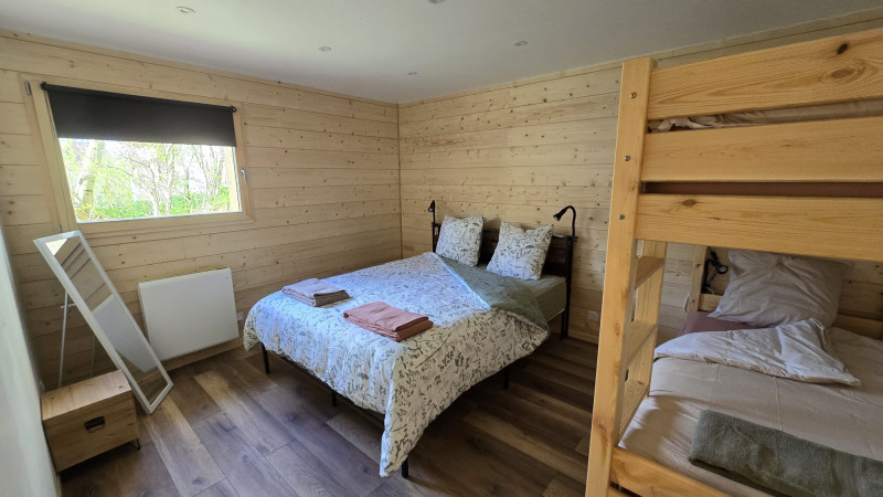Chambre 2 avec 1 lit 2 places et 2 lits superposés 1 place