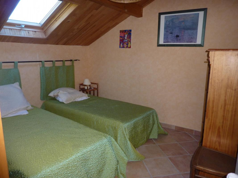 la chambre avec 2 petits lits