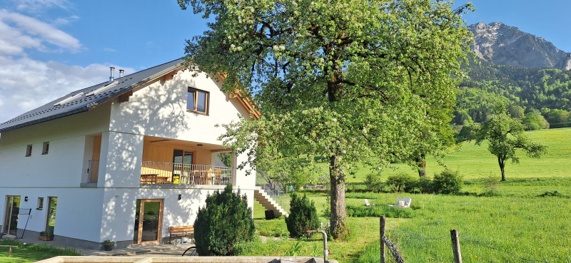 Maison rénovée entourée de verdure Maison rénovée entourée de verdure