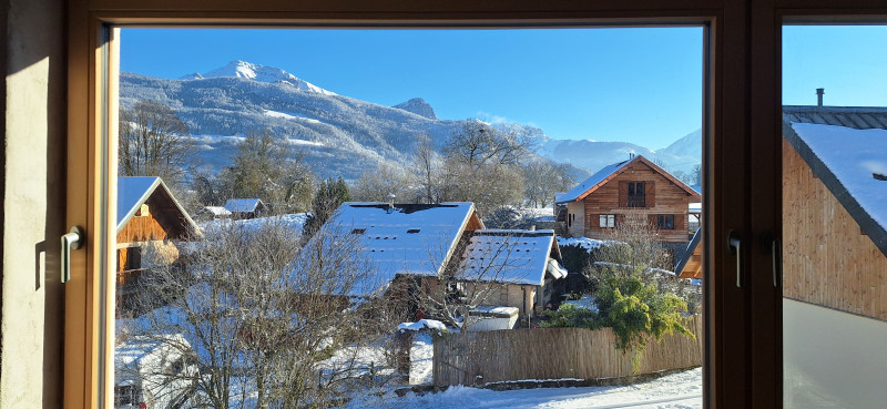 Vue sur les montagnes enneigées Vue sur les montagnes enneigées