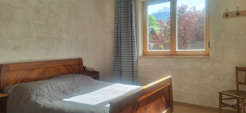 Chambre avec un lit double et une fenêtre à double battant Chambre avec un lit double et une fenêtre à double battant