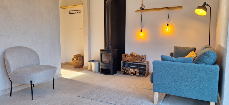 Salon lumineux et cosy avec un poêle à bois Salon lumineux et cosy avec un poêle à bois
