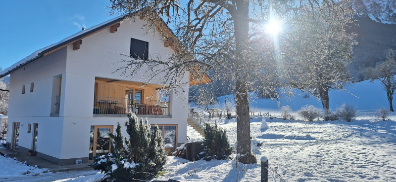Maison entourée de neige Maison entourée de neige