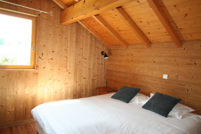 Etage, chambre n°2 : deux lits - © Clévacances Etage, chambre n°2 : deux lits