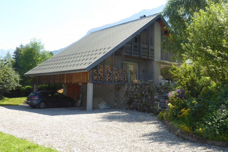 Parking - Les Frênes - M. et Mme Besançon/Montgelard_Sainte-Reine - © Jean-Louis BESANÇON et Claudine MONTGELARD Parking - Les Frênes - M. et Mme Besançon/Montgelard_Sainte-Reine