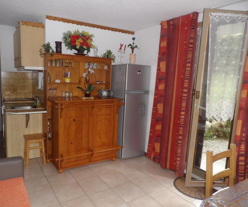 Séjour avec accès à la terrasse par une porte-fenêtre