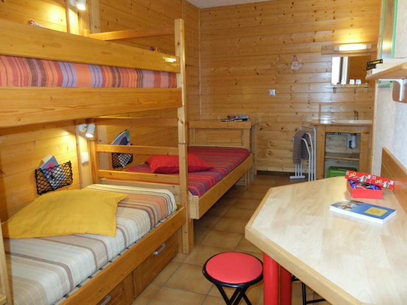 la deuxième chambre dispose d'un lavabo. la deuxième chambre dispose d'un lavabo.