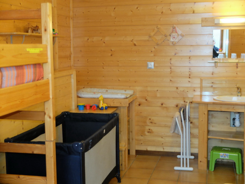 l'emplacement du lit bébé est prévu