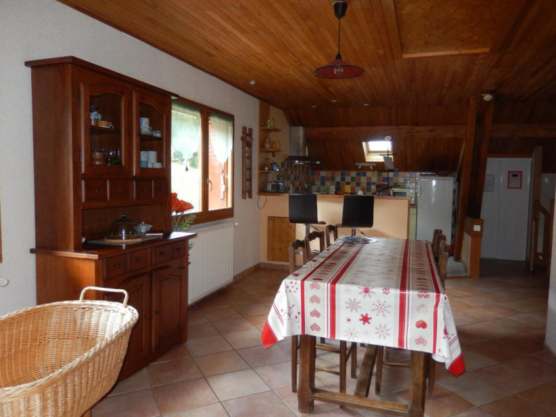 l'espace repas et la cuisine au fond l'espace repas et la cuisine au fond