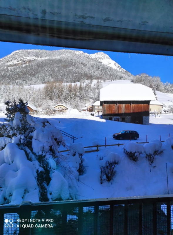 Vue depuis l'appartement sur les montagnes enneigées
