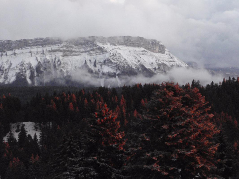 coucher de soleil sur le plateau nordique et le Margeriaz - © Gîtes de France coucher de soleil sur le plateau nordique et le Margeriaz
