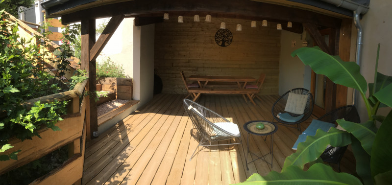 Terrasse privative du gîte. Entrée du logement. - © M. Audoubert Terrasse privative du gîte. Entrée du logement.